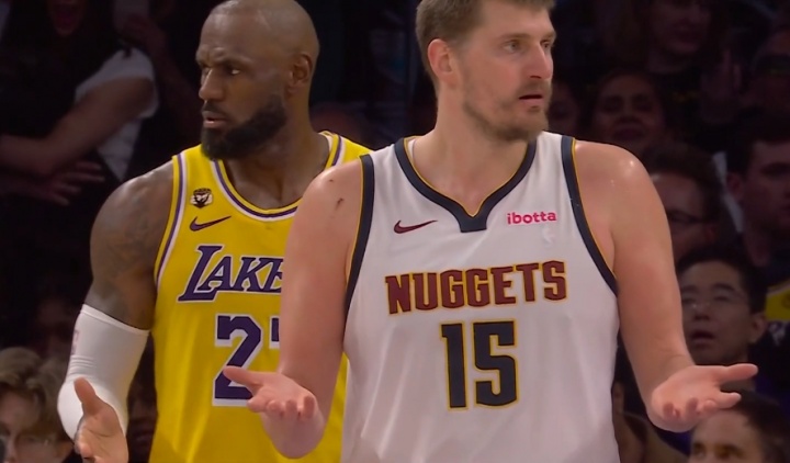 500彩票网-一时瑜亮！约基奇与詹姆斯两人同时摊手 表达对判罚的不满！